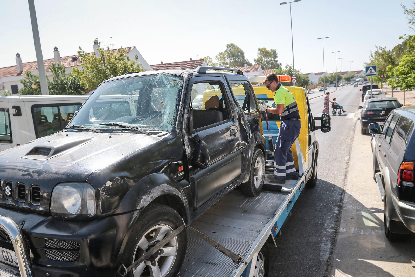 Una asistencia de grúa tras un accidente de tráfico en el casco urbano de Jerez.