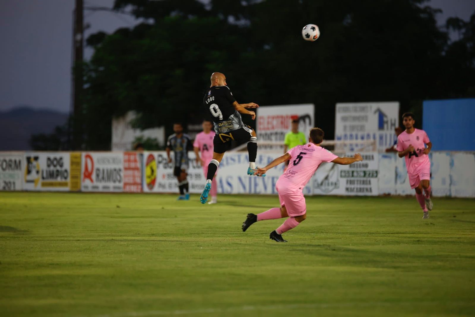 Lobo se eleva ante Rosales para rematar de cabeza.