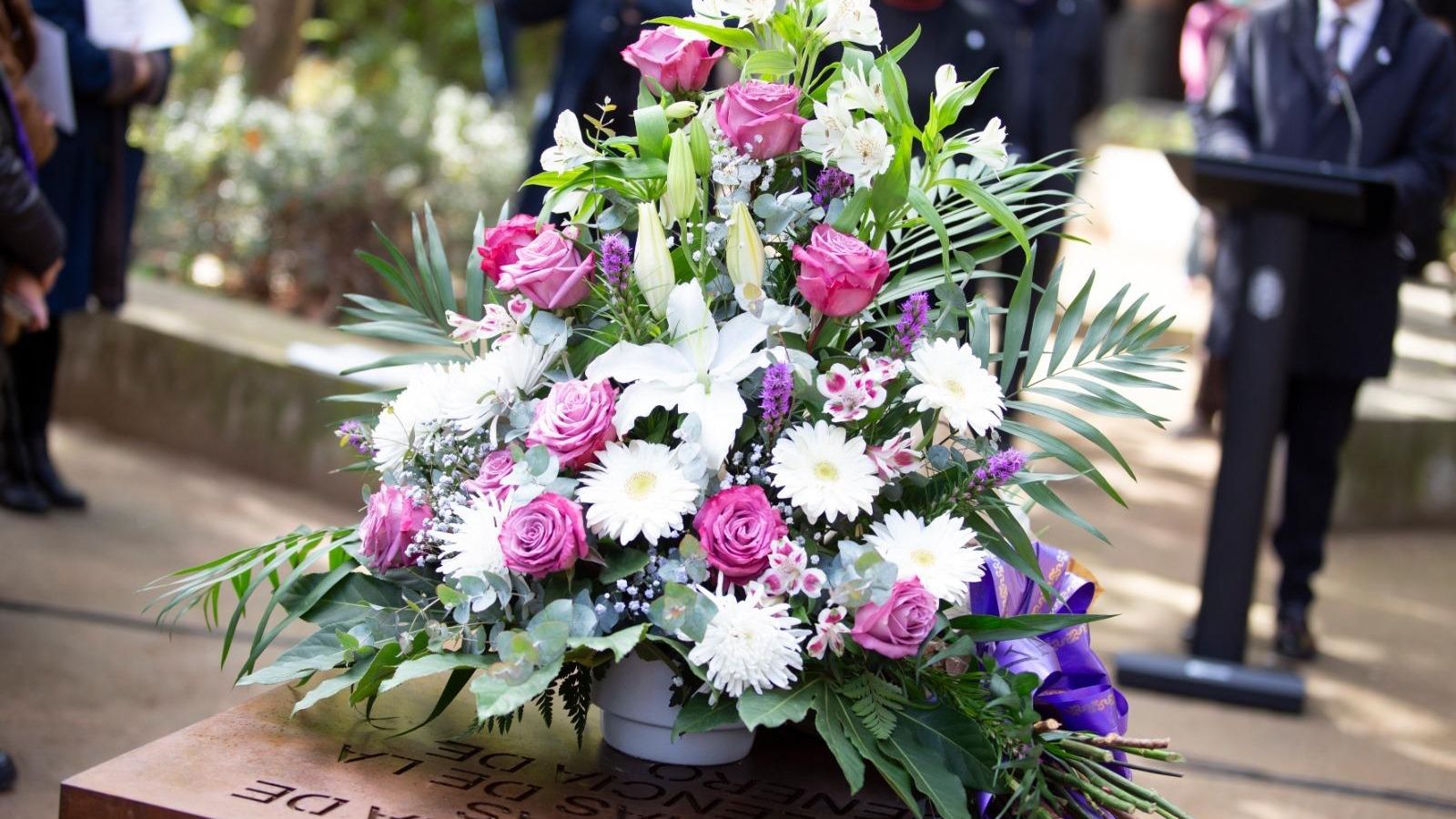 Ofrenda floral a las víctimas de la violencia de género