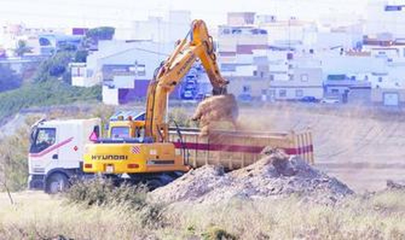 Maquinaria en la trasera de Pelagatos en la tarde de ayer realizando las tareas para las cocheras y talleres.