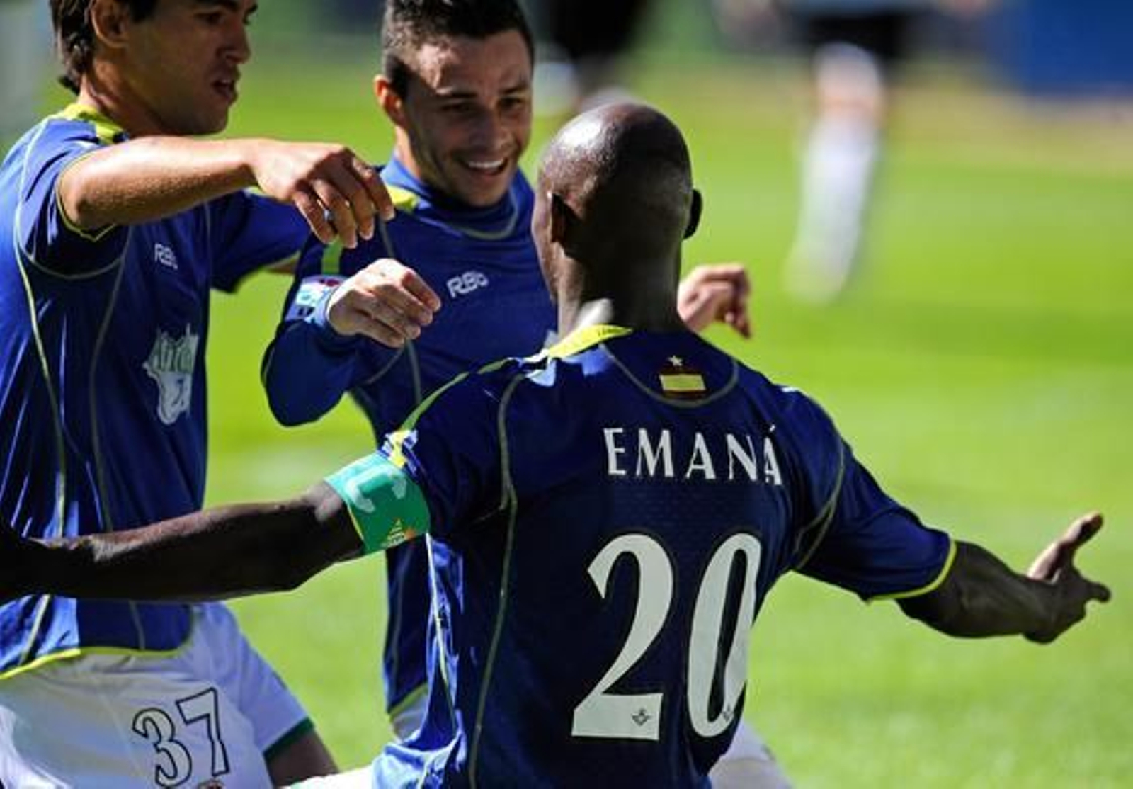 El Betis gana un partido marcado por el susto protagonizado por el jugador del Salamanca Miguel García, que sufrió una parada cardorrespiratoria en pleno partido. / LOF
