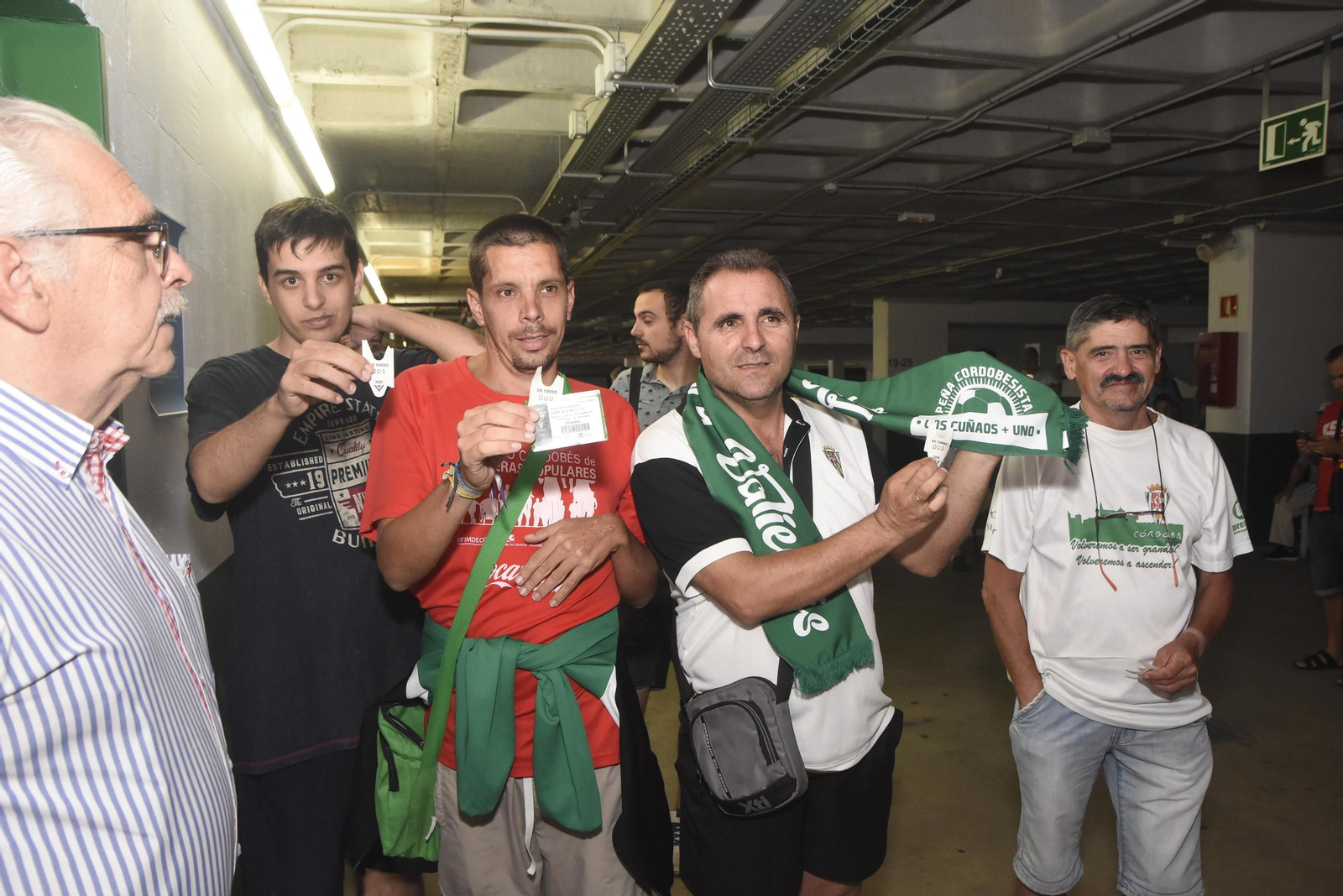 Los primeros abonados de la pasada campaña posan antes de pasar a las oficinas. Los primeros abonados de la pasada campaña posan antes de pasar a las oficinas.