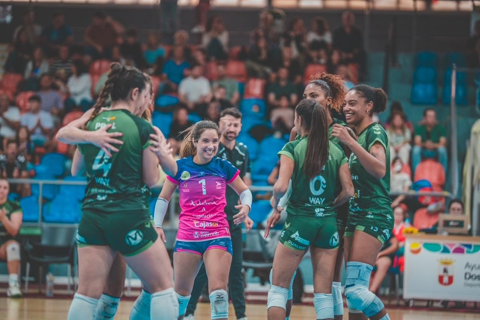 Las jugadoras del Fundación Cajasol Andalucía celebran un punto contra el Haro Rioja.