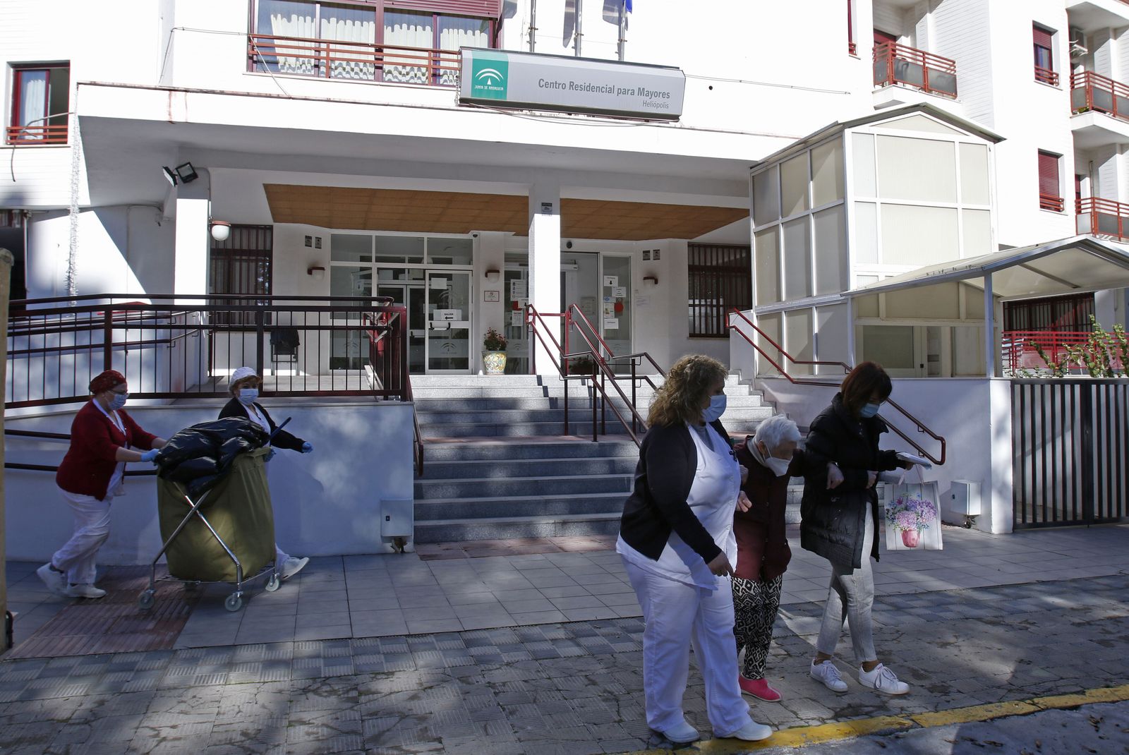 Personal de una residencia sevillana y una de las usuarias, en una imagen de archivo.