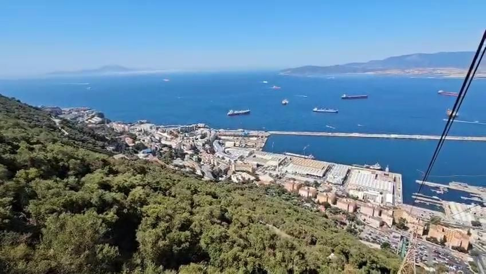 Así es la espectacular bajada del teleférico de Gibraltar: seis minutos de viaje entre Europa y África