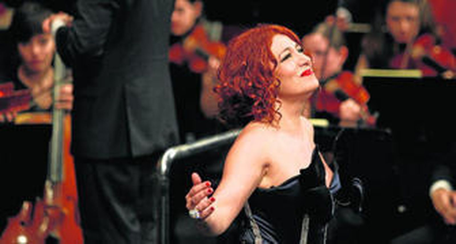 La Orquesta Ciudad de Almería, dirigida por Michael Thomas con Pilar Jurado sobre el escenario.