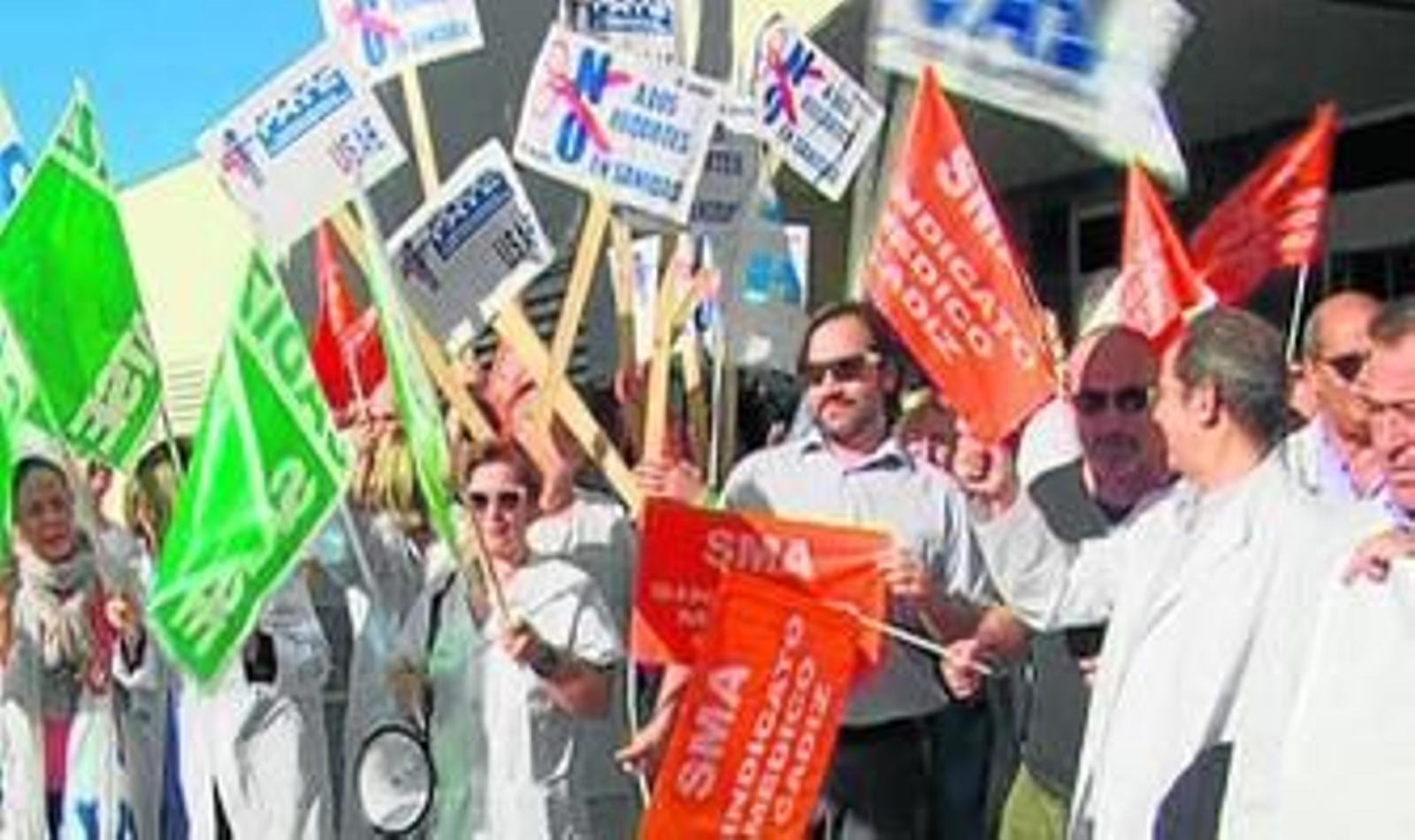 Concentración de sanitarios a las puertas del Hospital de Puerto Real, ayer.