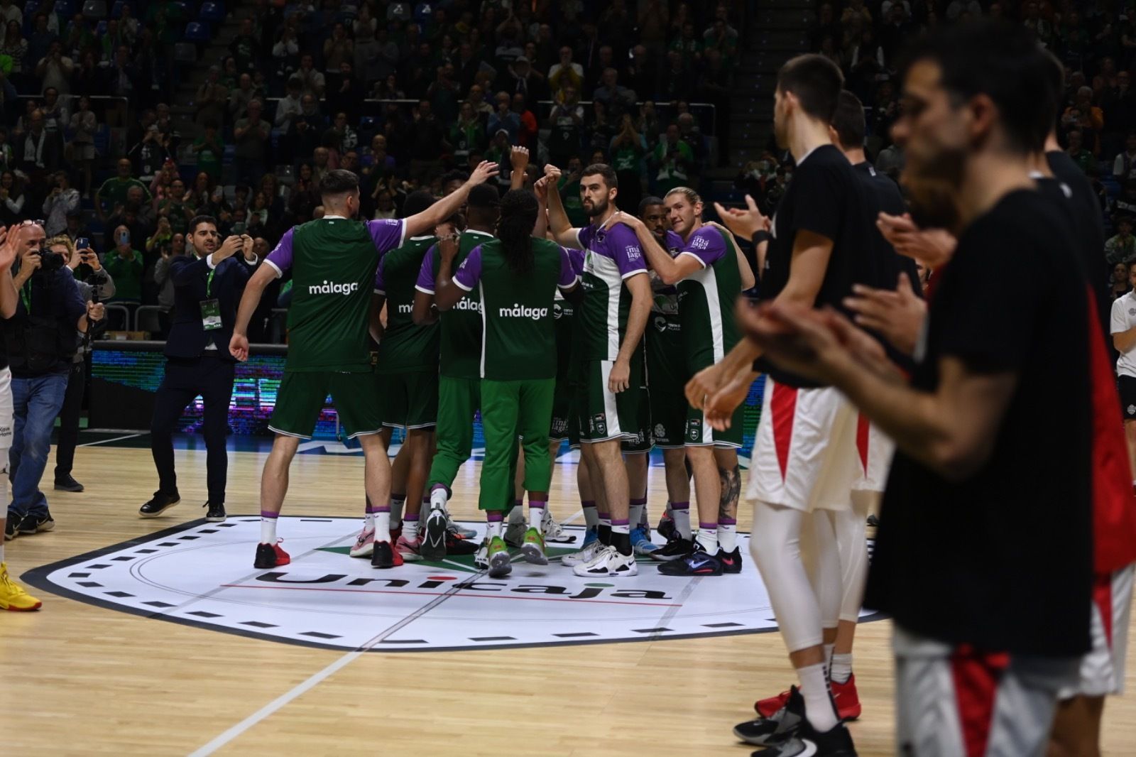 Piña del Unicaja antes del partido.