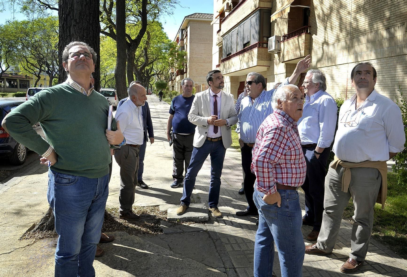 El delegado José Antonio Díaz con los vecinos de San Benito durante su visita al barrio.
