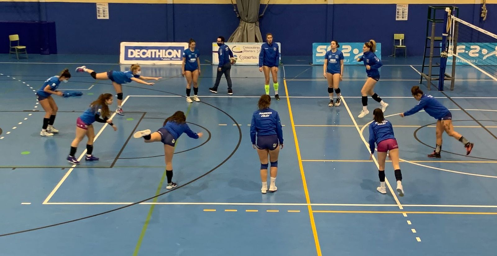 Una imagen del calentamiento del Mairena Voley.
