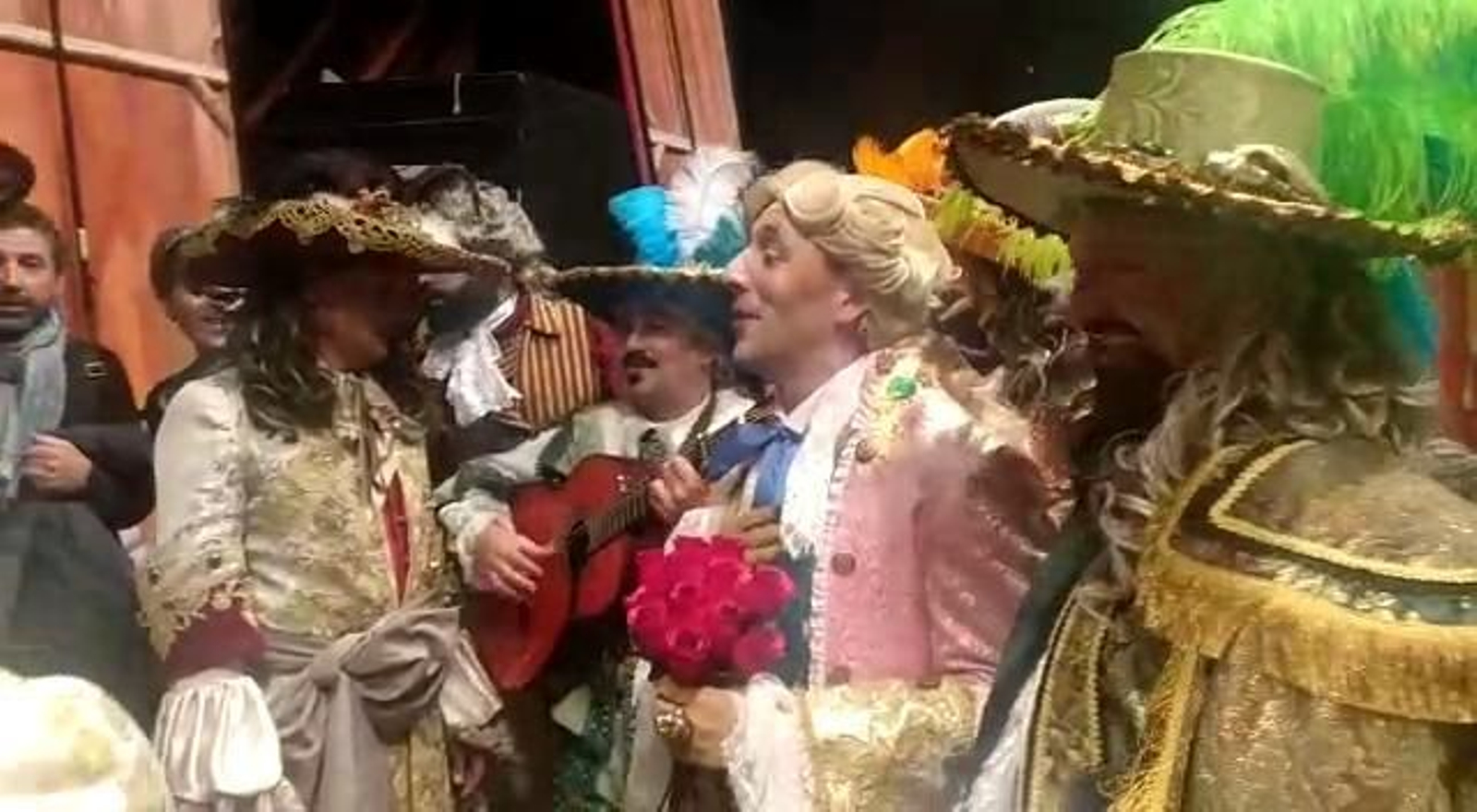 'La chusma selecta' canta 'Me han dicho que el amarillo' entre bambalinas.