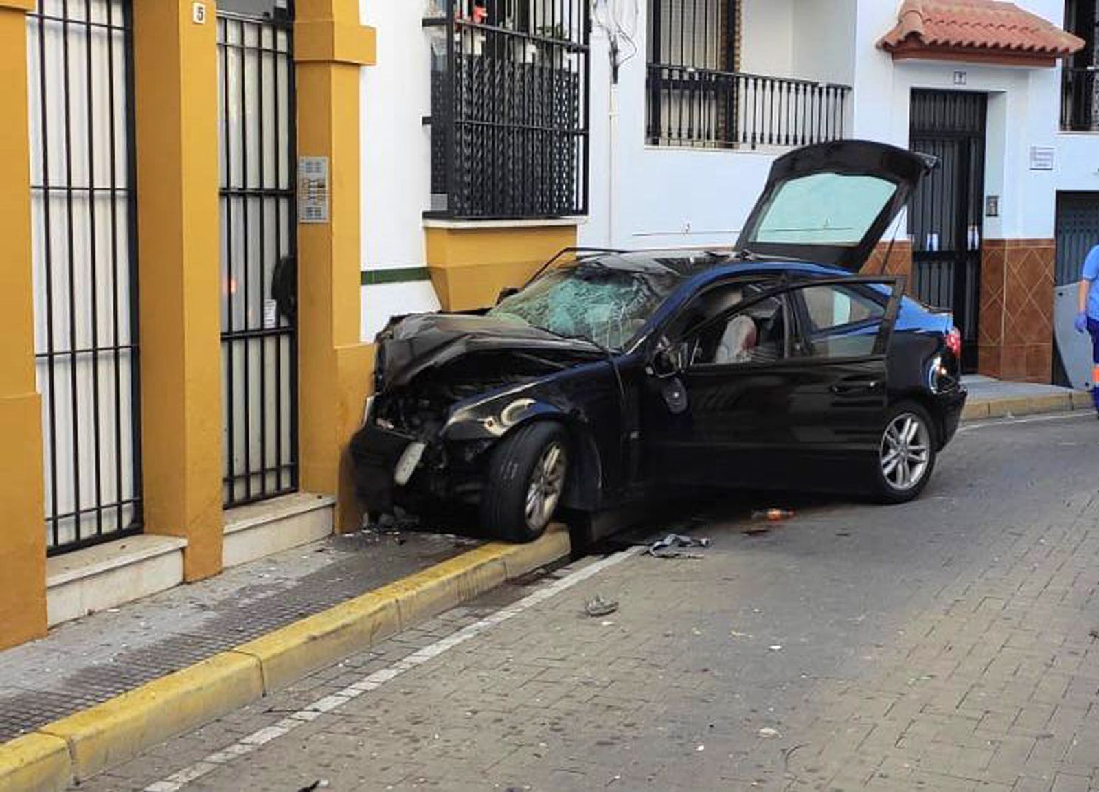 El Mercedes coupé quedó empotrado en la fachada de una vivienda