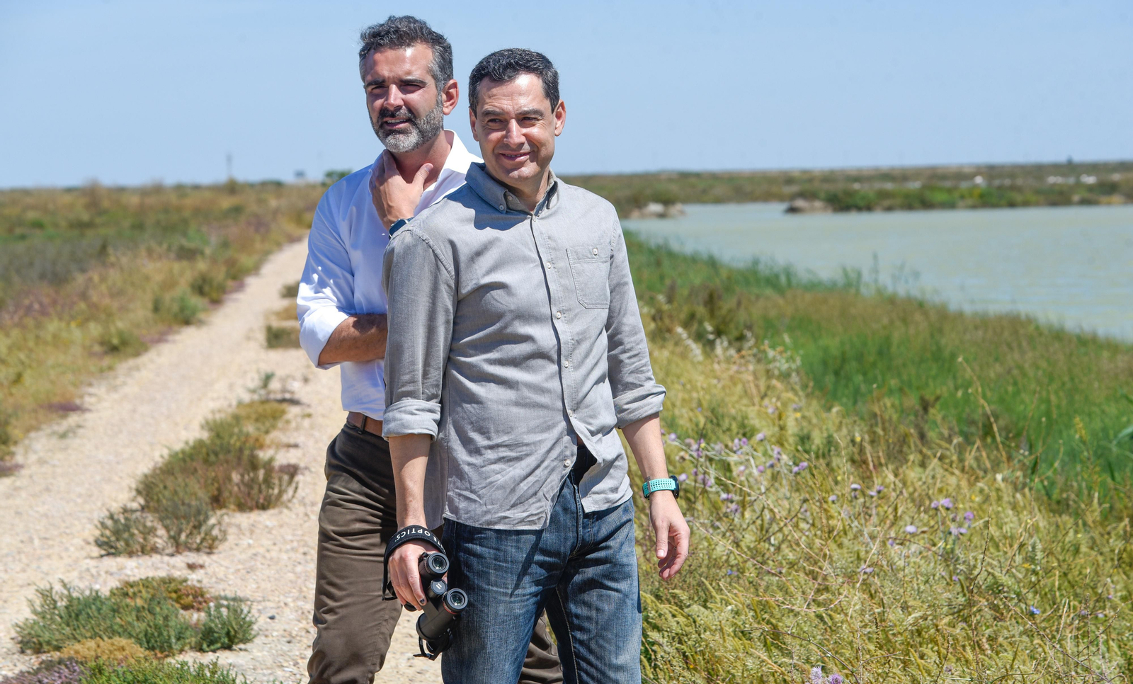 La visita del presidente de la Junta de Andalucía a la finca Veta la Palma, en imágenes