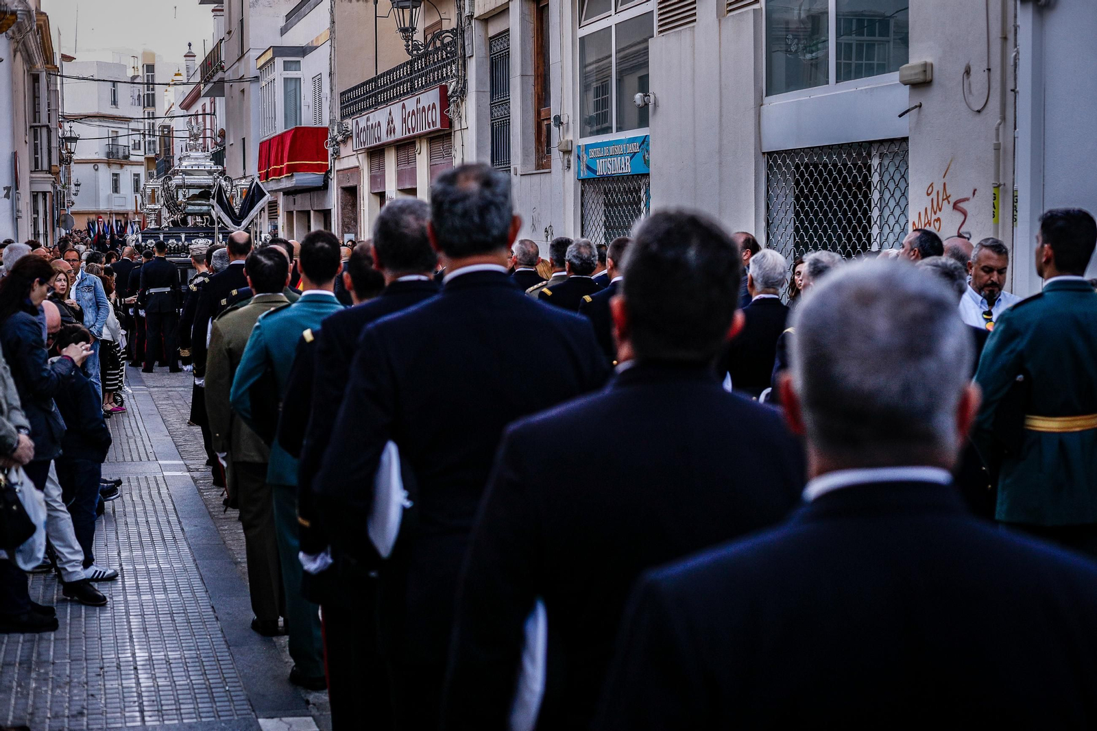 Imágenes de la salida de Santo Entierro en la Semana Santa de San Fernando 2025