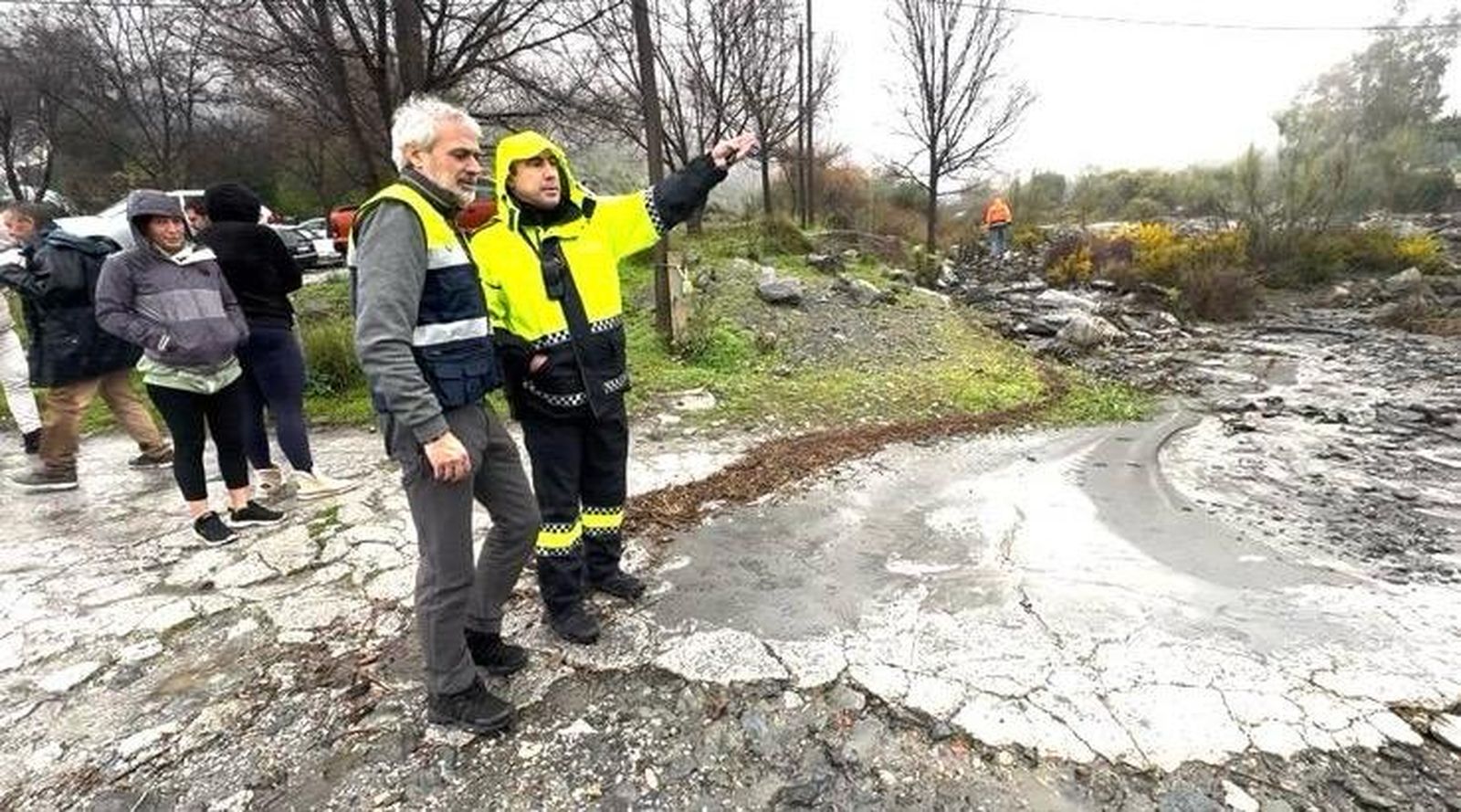 El alcalde de Órgiva, Raúl Orellana, comprobando la crecida de los ríos a su paso por la localidad