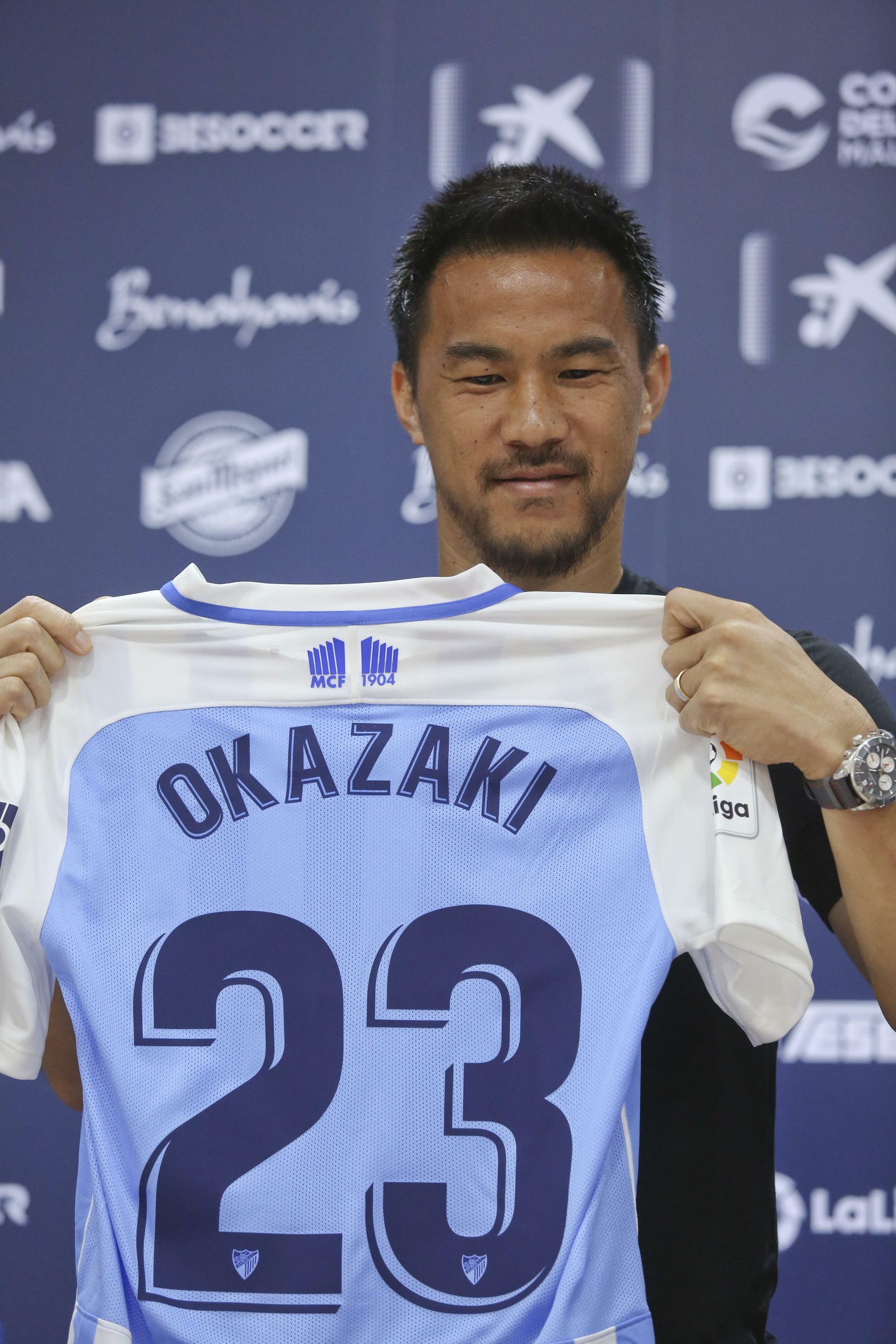 Las fotos de la presentación de Okazaki con el Málaga CF
