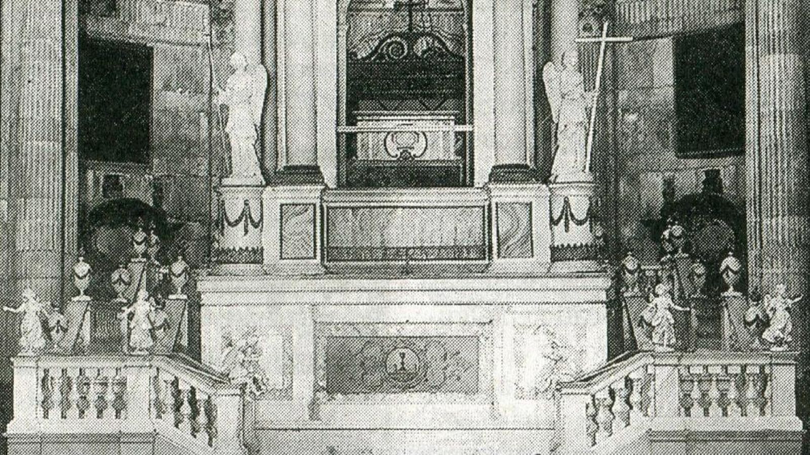 En la balaustrada que circunda el Monumento se pueden ver los Ángeles que van de pie (estantes) de Luisa Roldán.