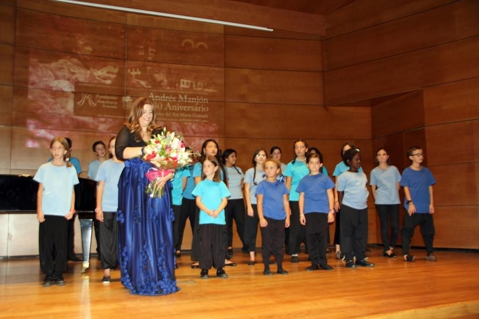 Montserrat Martí Caballé brilla en la fiesta de las Escuelas Ave María
