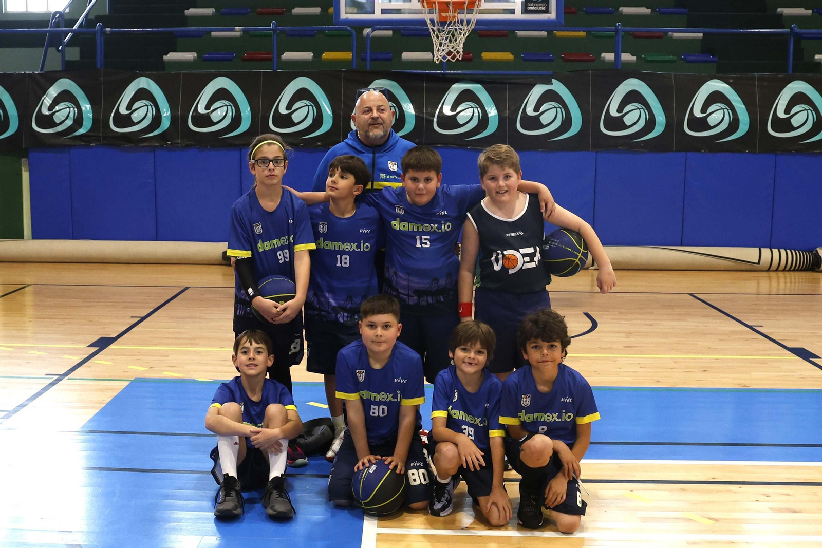 Las fotos de la primera jornada del XIV torneo de baloncesto Semana Santa Ciudad de La Línea