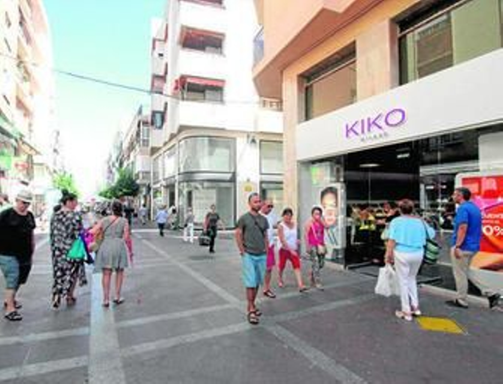 Ciudadanos pasan por la puerta de Kiko Milano.