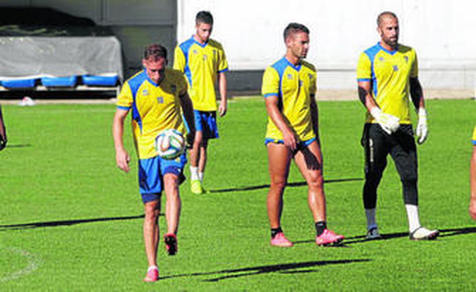 Migue García juguetea con un balón en compañía de José Mari (al fondo), Kike Márquez (c) y Aulestia.