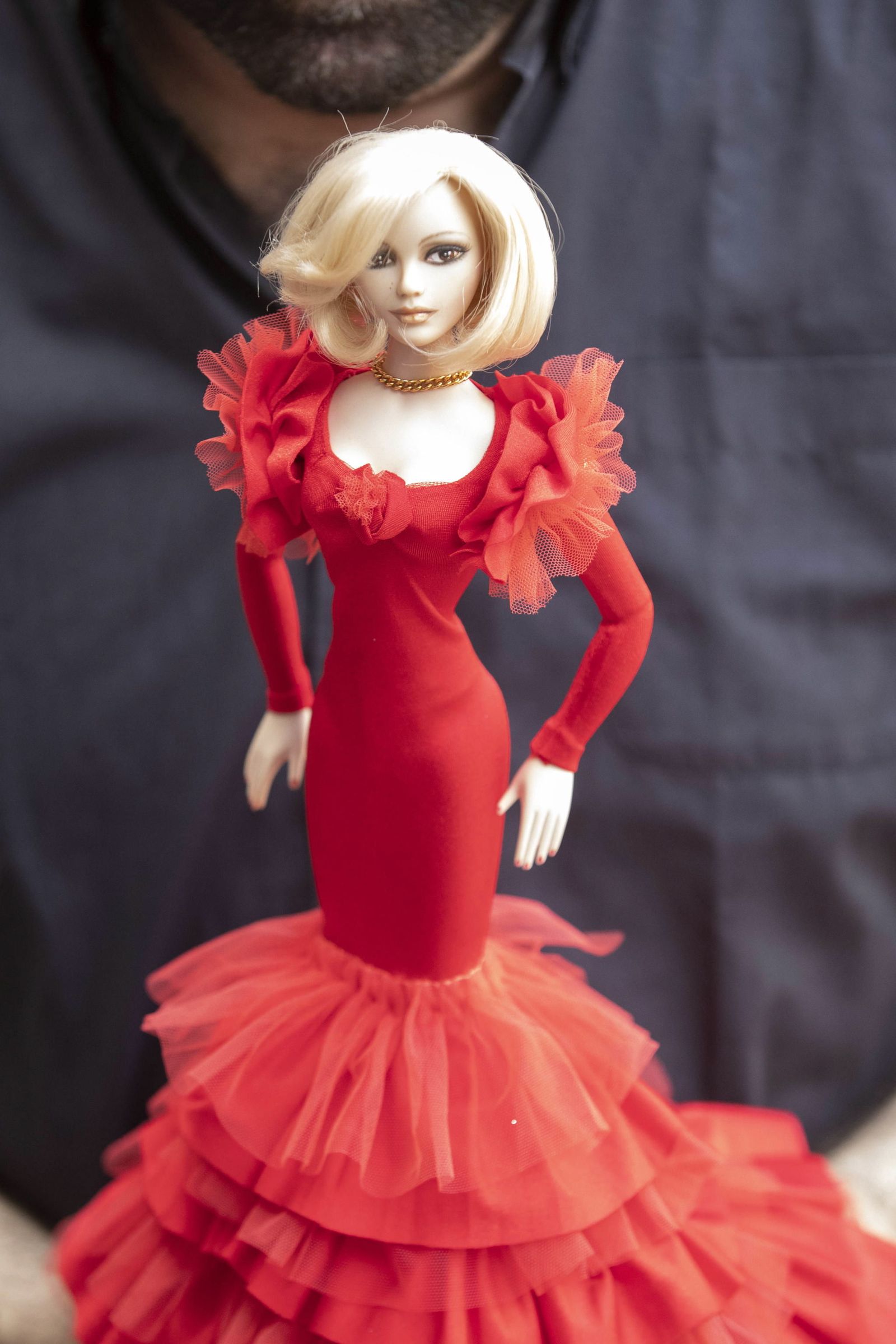 Figura de Raffaella Carrá portada por uno de sus admiradores.