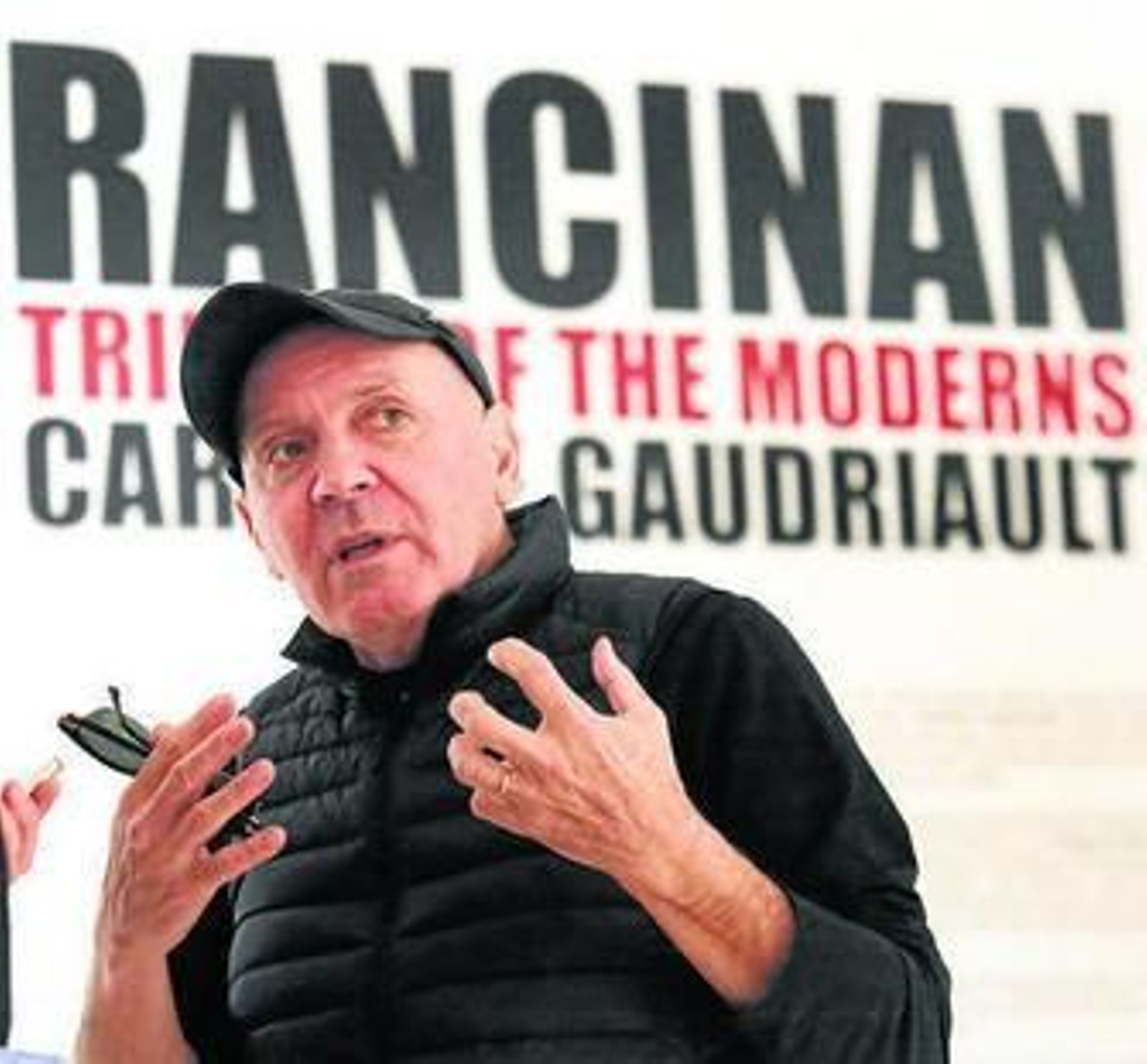 Gérard Rancinan, en la mañana de ayer, explicando detalles de su obra. Gérard Rancinan, en la mañana de ayer, explicando detalles de su obra.