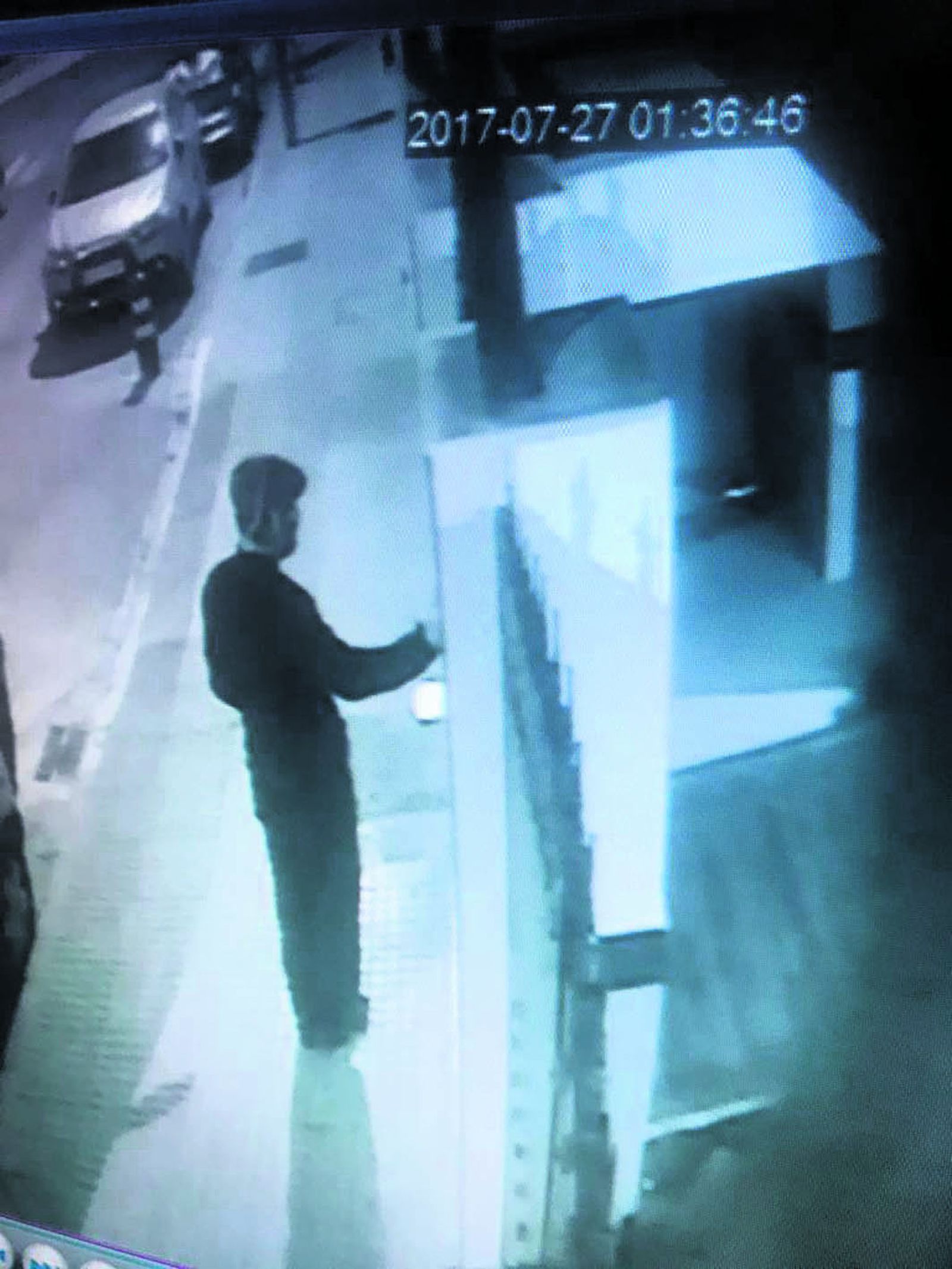 El presunto agresor, en la puerta de la casa de la víctima.