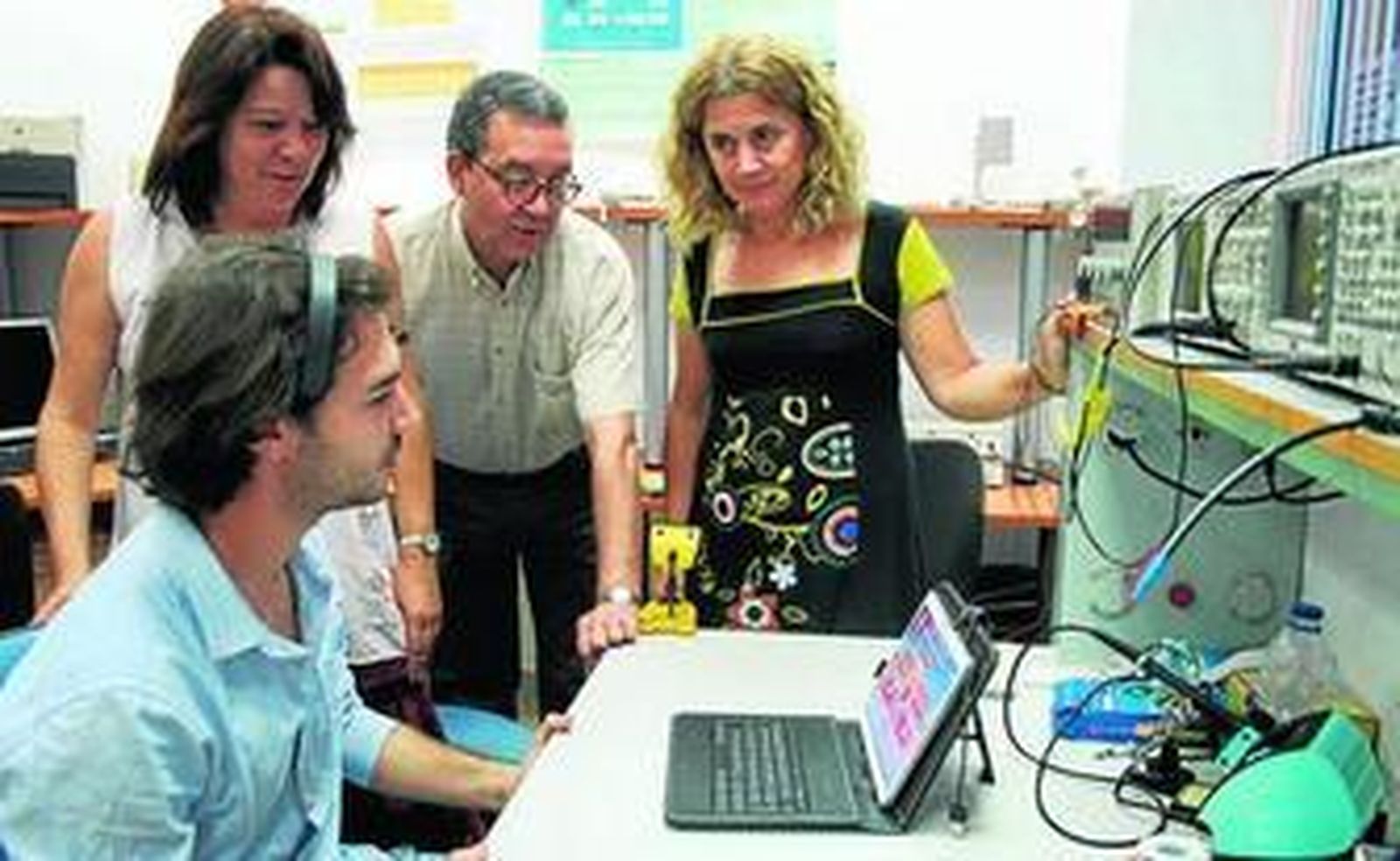 Miembros del grupo TAIS trabajando en una de las aplicaciones que desarrollan.