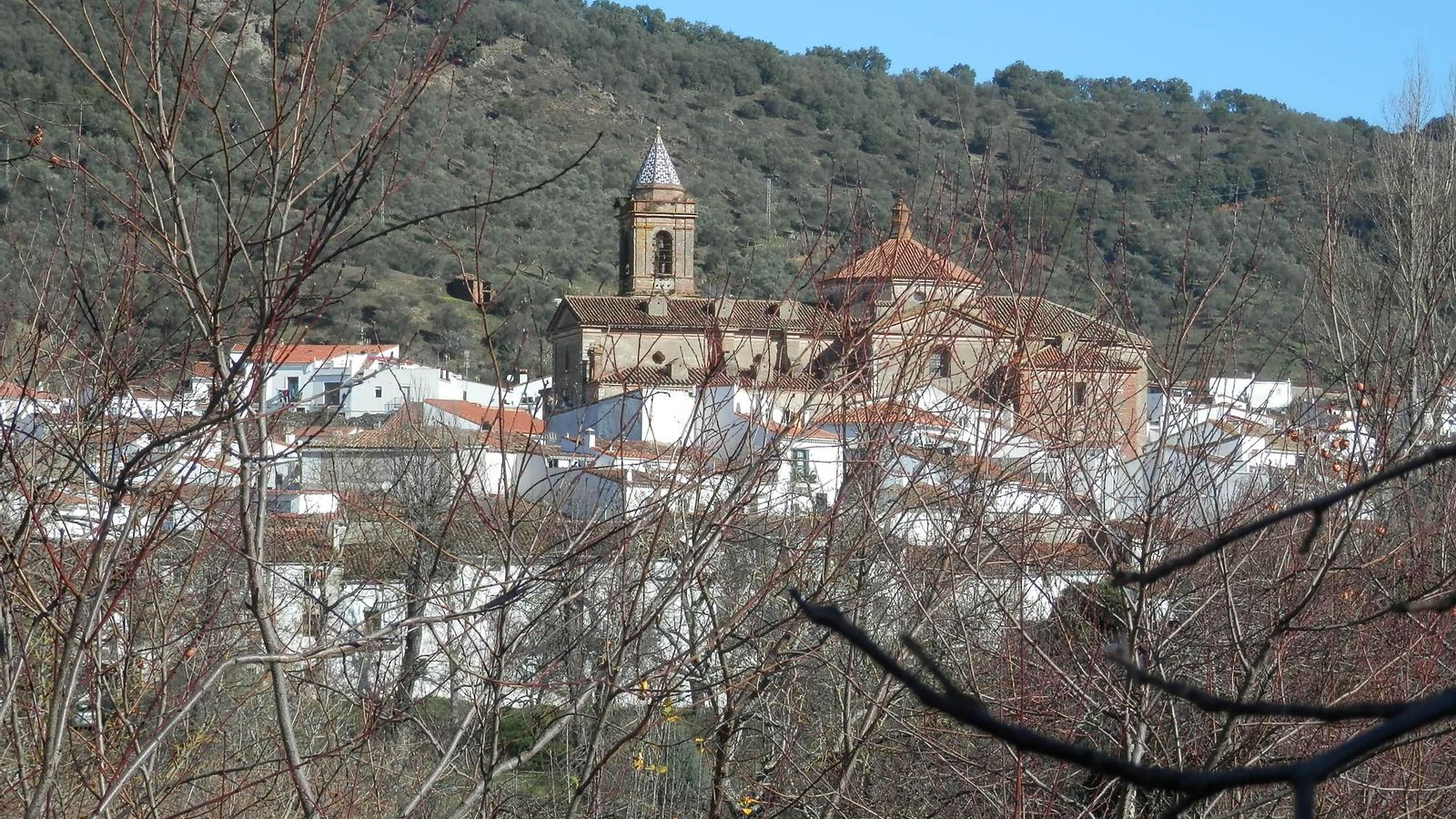 Vistas de la iglesia y el caserío del barrio de Venecia.