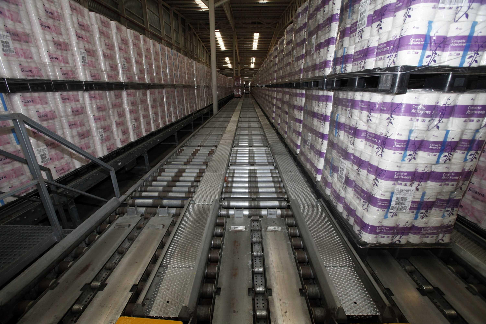 Imágenes del trabajo en la central logística de Mercadona