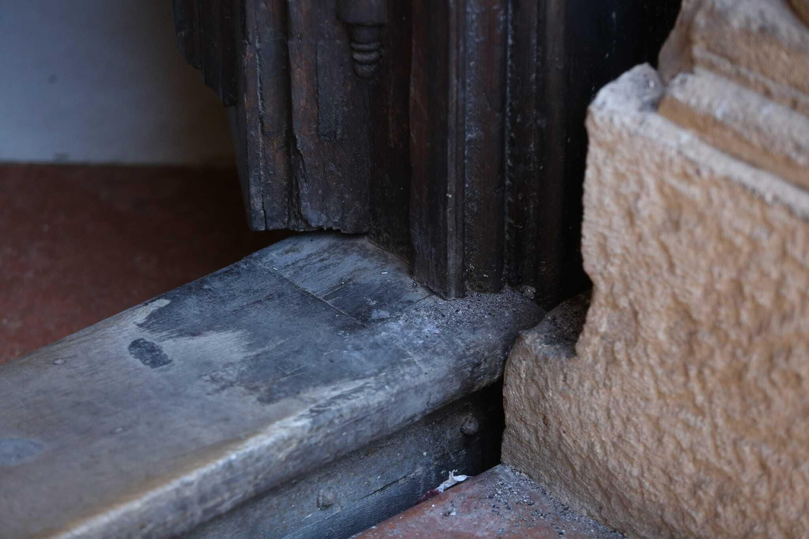 La puerta y la columna han quedado ligeramente tiznadas de negro