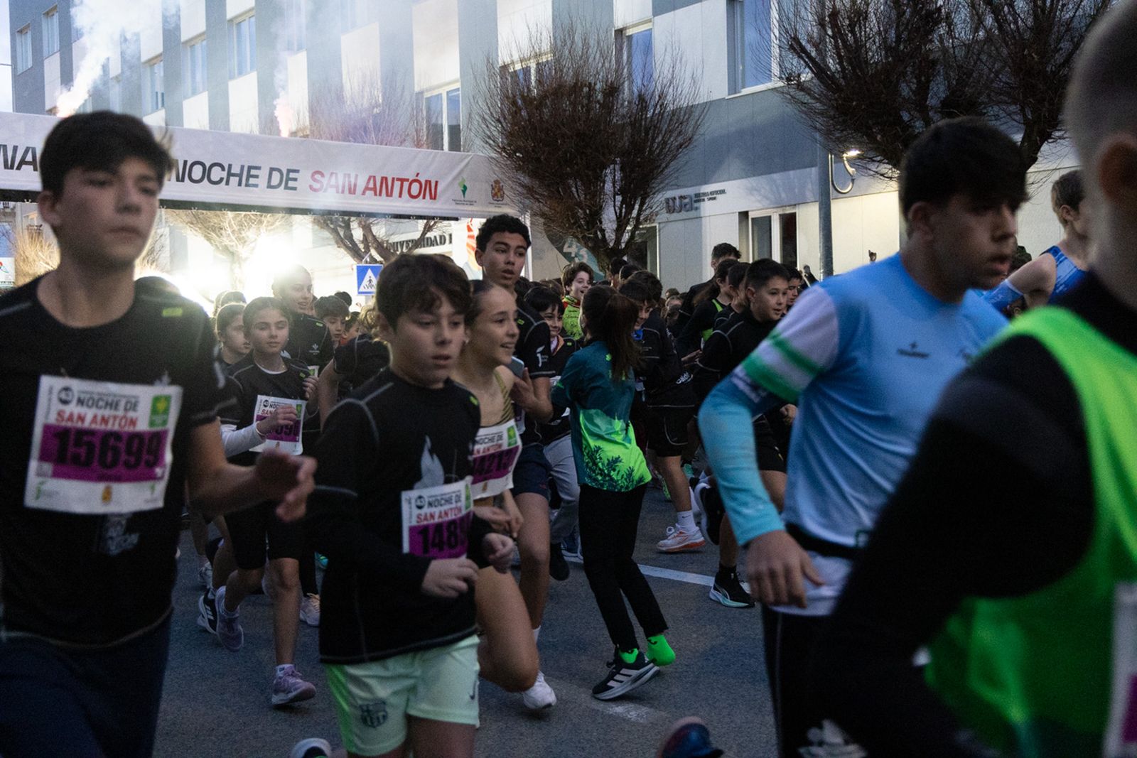 En imágenes: 2.000 atletas brillan con luz propia en la infantil de la Carrera de San Antón 2026