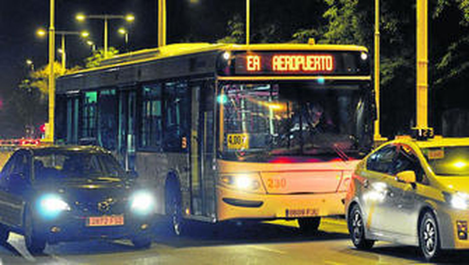 El autobús especial del aeropuerto, en el entorno de Plaza de Armas.