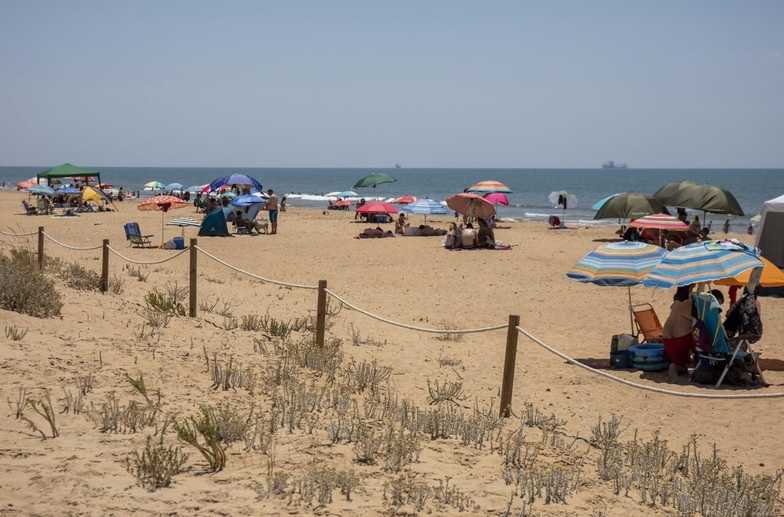 Onubenses y visitantes pueden disfrutar ya de la playa del Espigón.