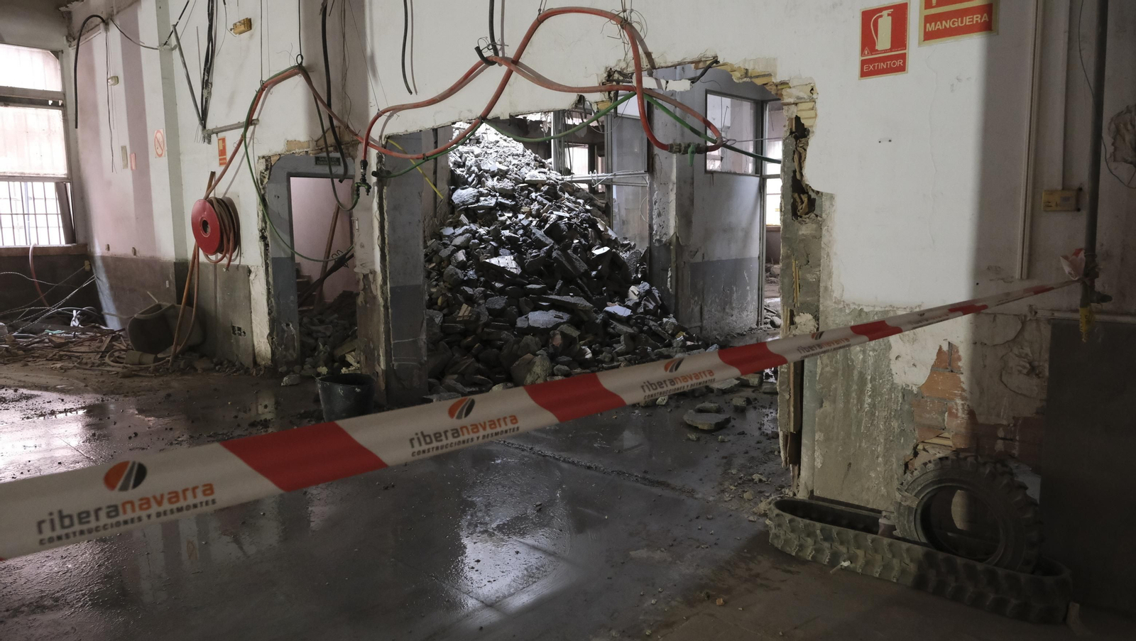 Las mejores imágenes del derribo de la oficina central de Correos en Almería