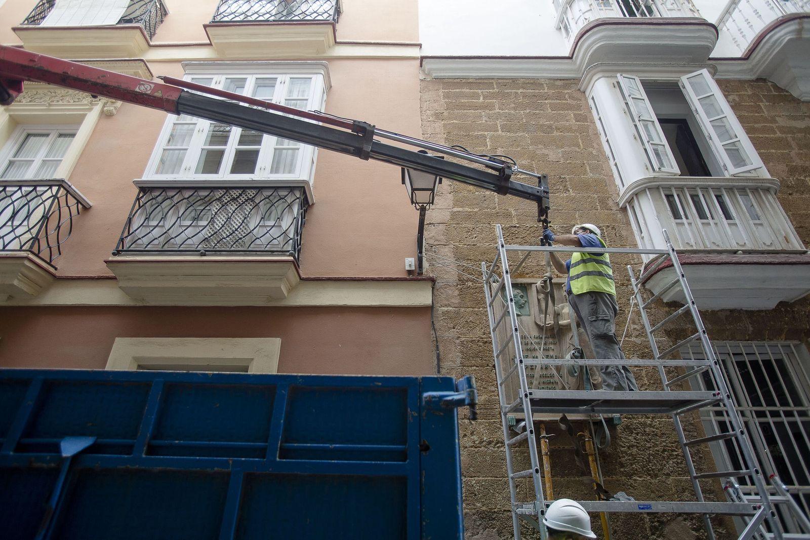 Retirada de placa en la casa natal de José María Pemán.