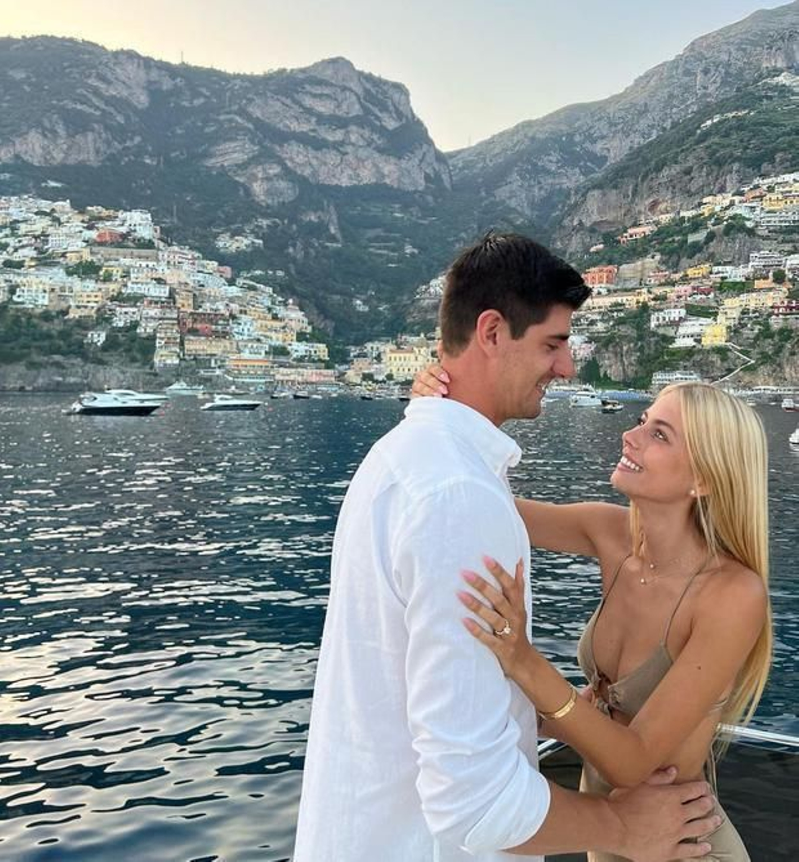 Pedida de mano de Courtois a Mishel Gerzing Pedida de mano de Courtois a Mishel Gerzing