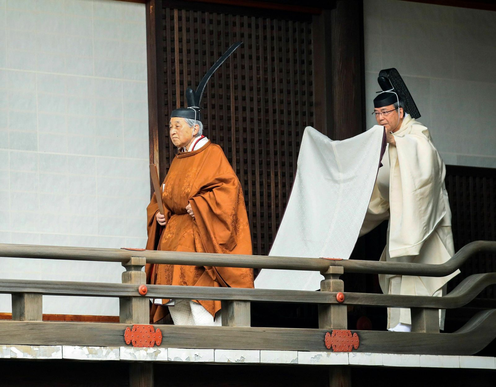 El emperador Akihito, con los ropajes tradicionales japoneses.