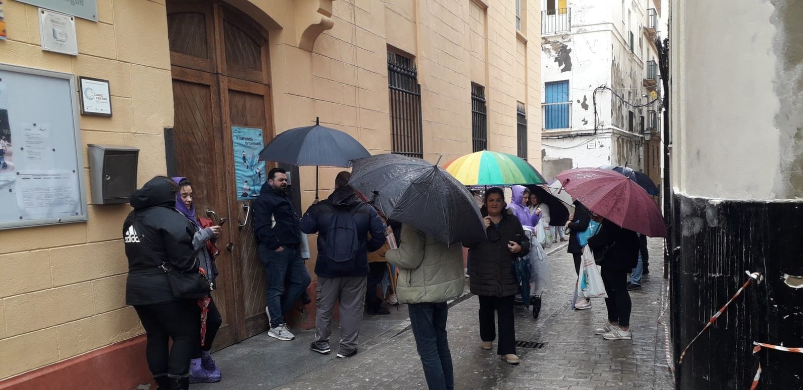 Familias esperando la salida de sus hijos de La Salle Mirandilla un día de temporal.