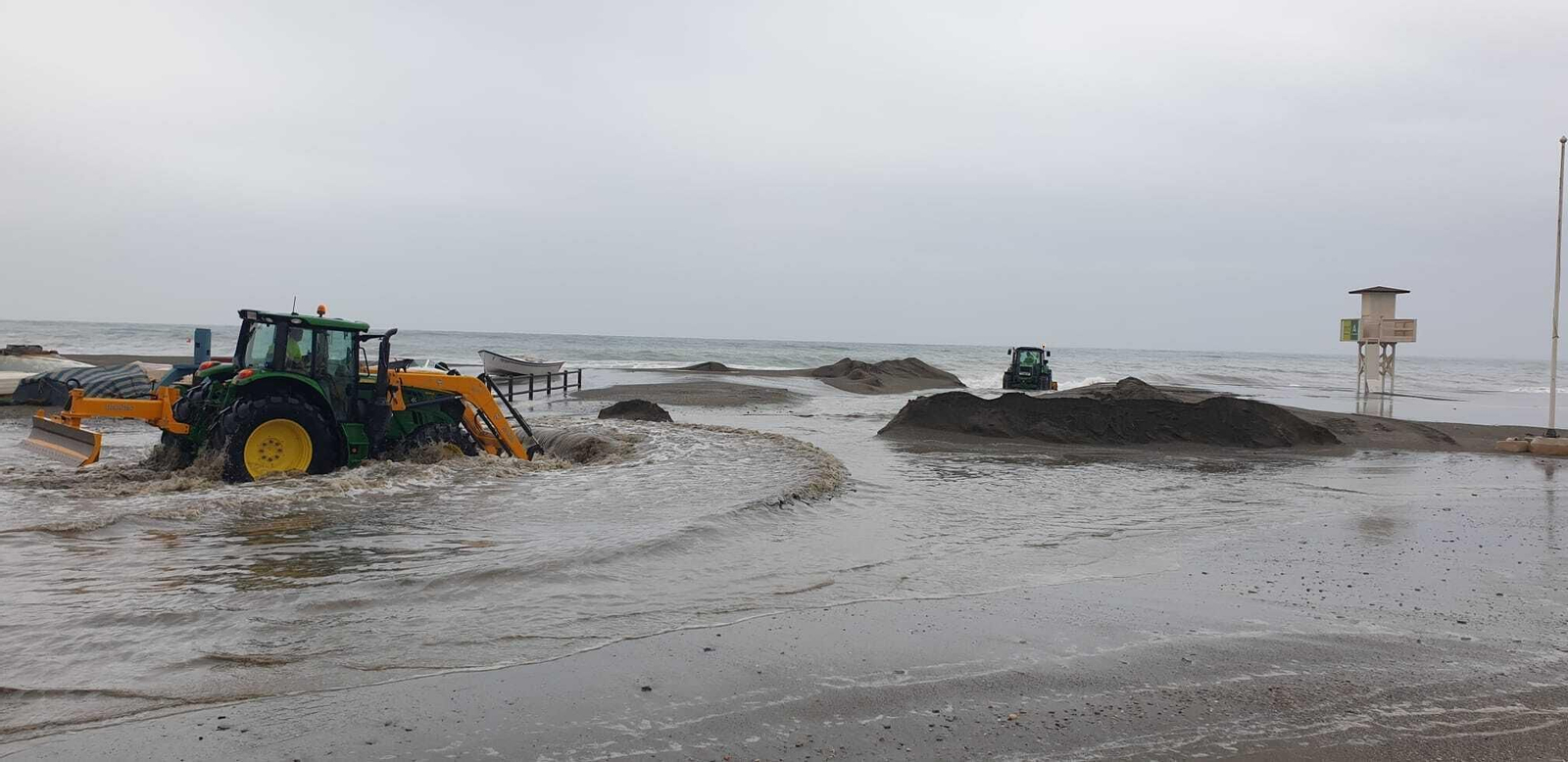 Playa de Torre del Mar afectada por el temporal
