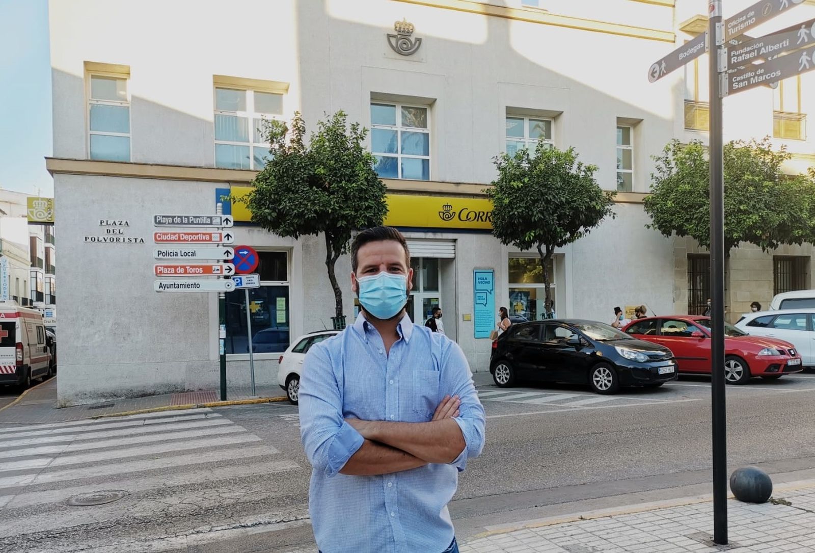Javier Botella, portavoz de Unión Portuense, frente  a la oficina de Correos.