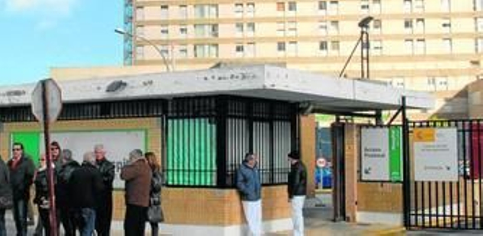 Algunos representantes vecinales, en una de las concentraciones reivindicativas que siguen en la puerta del hospital.