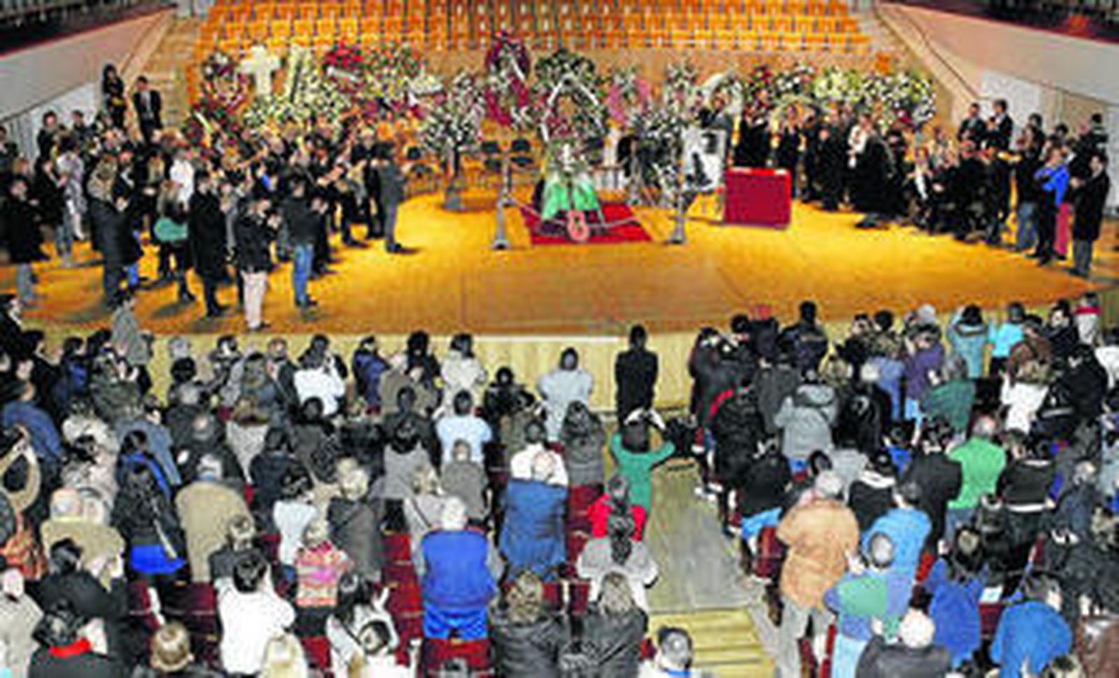 De pie, y con diez minutos de aplausos, los congregados en la Sala Sinfónica del Auditorio Nacional dieron su último adiós al artista.