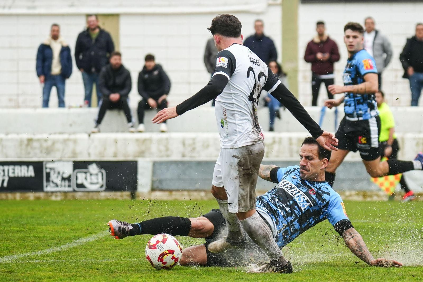 Fran González (Espeleño) intenta evitar el avance de Vargas (Pozoblanco).