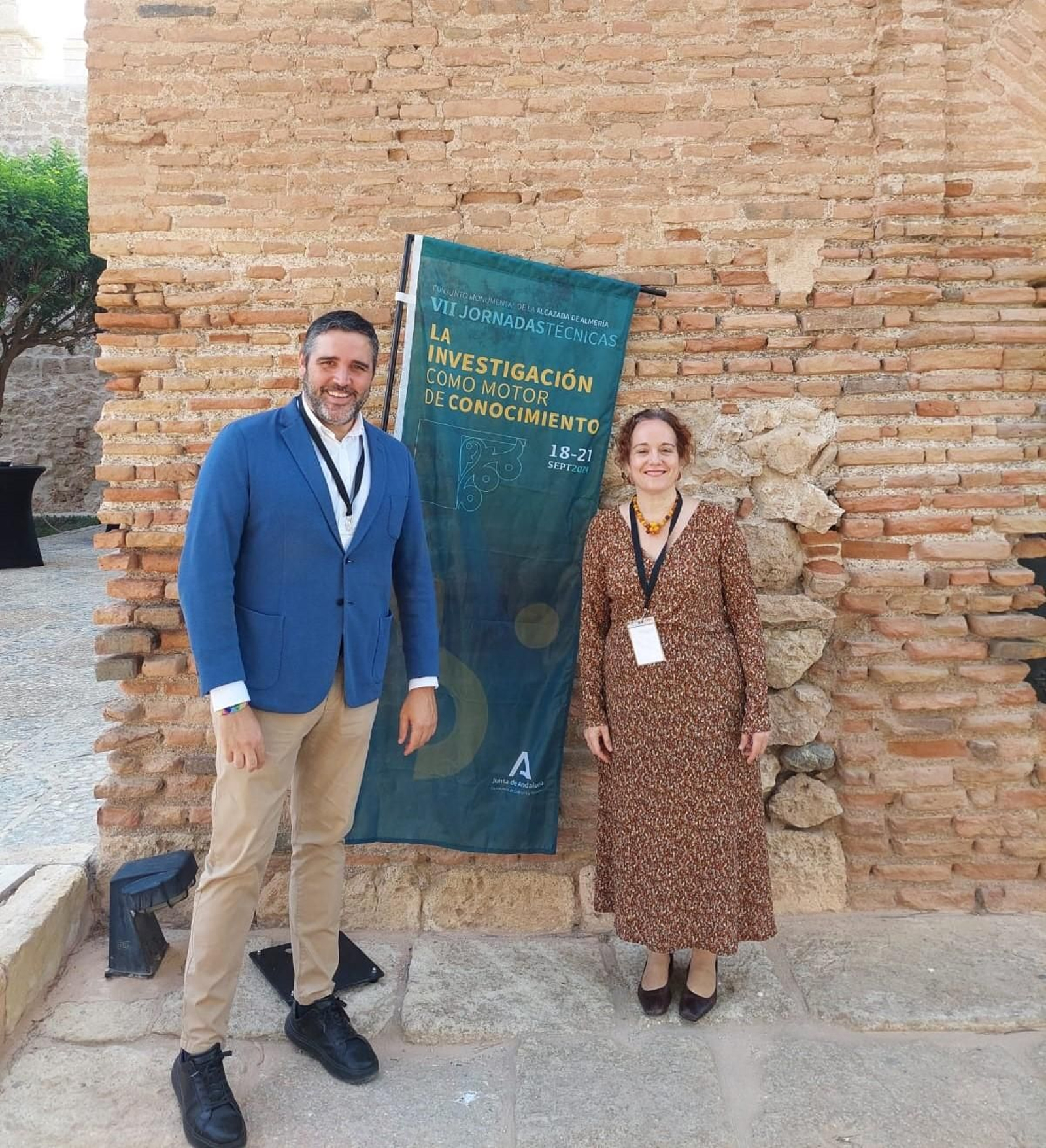 Juan José Alonso con Aurora Villalobos en la Alcazaba.