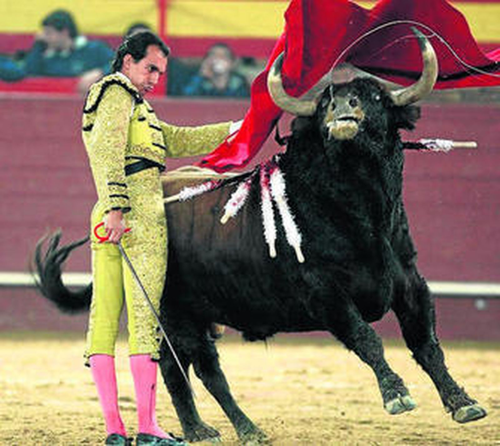 Leandro, en un pase de pecho a su segundo toro.