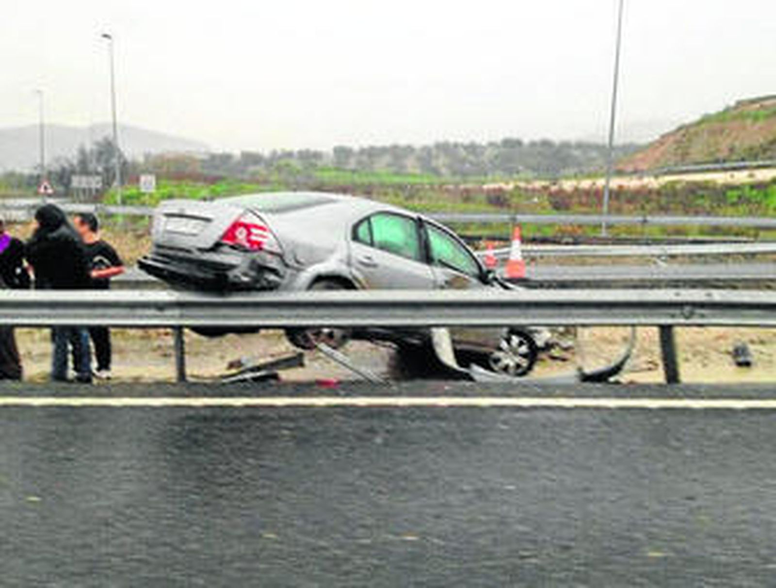 1. Ayer se produjeron varios accidentes sin heridos a consecuencia de las lluvias. 2. La Guardia Civil auxilió a una mujer que había quedado atrapada en Láchar. 3. En Montejícar, la GR-5100 está cortada. 4. Enorme atasco provocado por la inundación de la A-44 a la altura de Peligros.