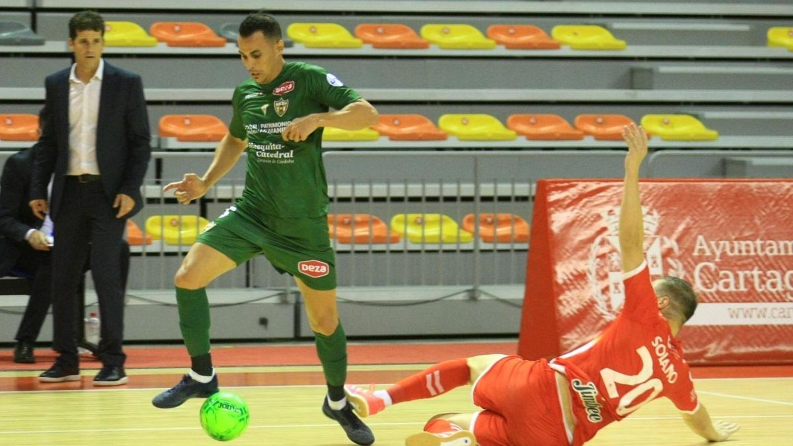 Boyos recibe la entrada del bujalanceño Solano.