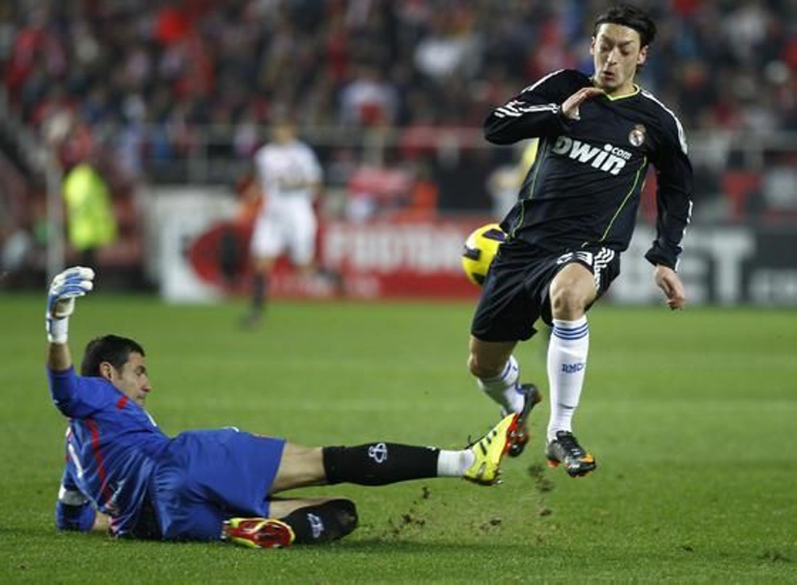 El Sevilla pierde 0-1 con el Real Madrid en la ida de las semifinales de la Copa del Rey. / Antonio Pizarro